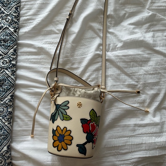 Tory Burch Emerson Appliqué Mini Bucket NWT New Cream Bag - Picture 2 of 6